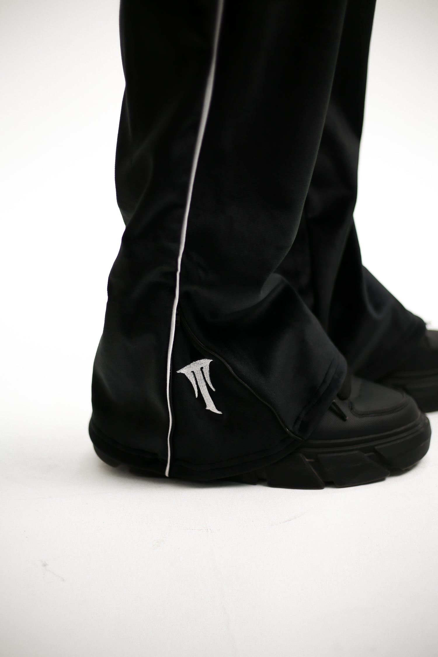 The Noir Royale (sweater/ trousers) (Black)