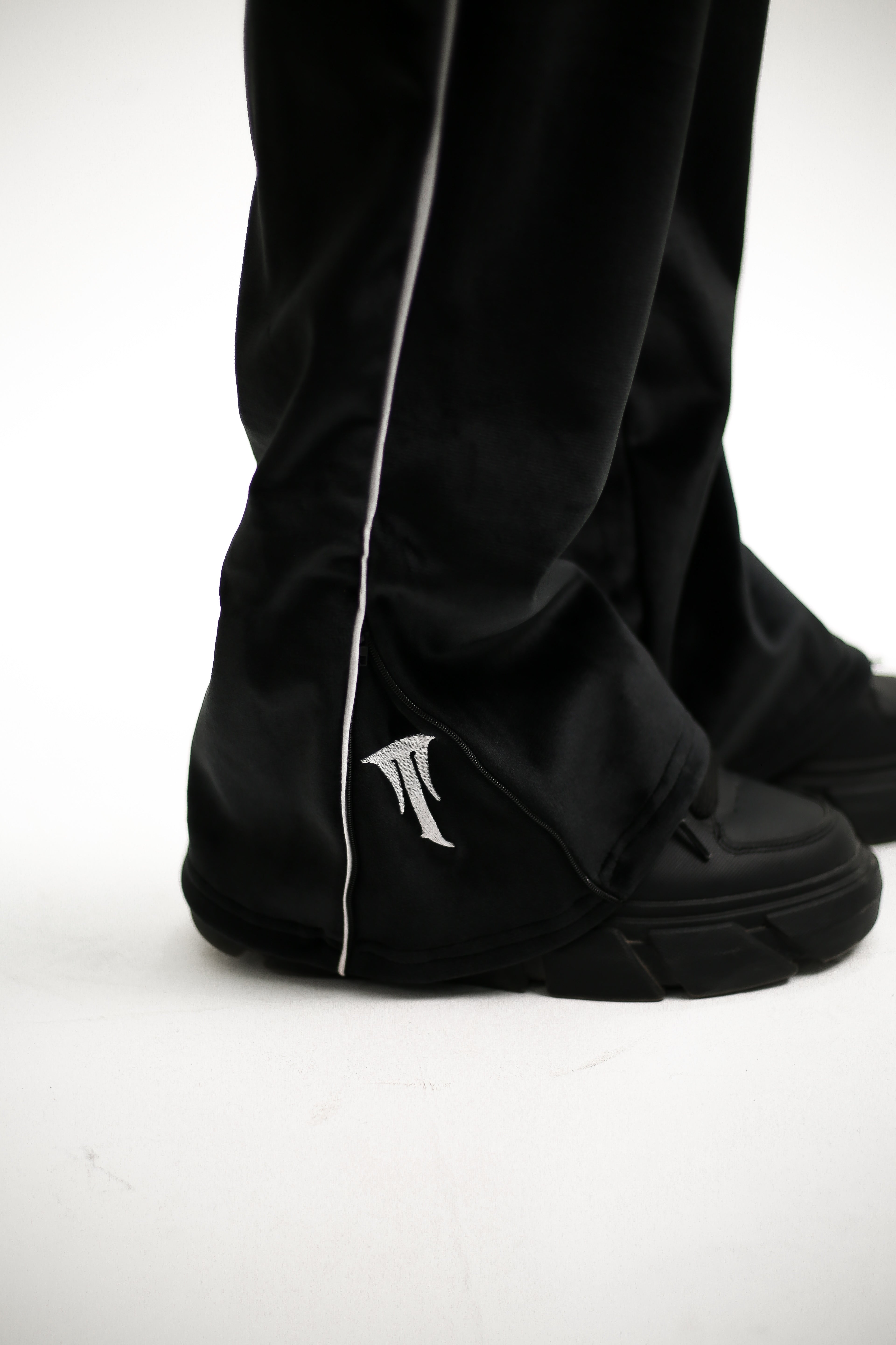 The Noir Royale (sweater/ trousers) (Black)